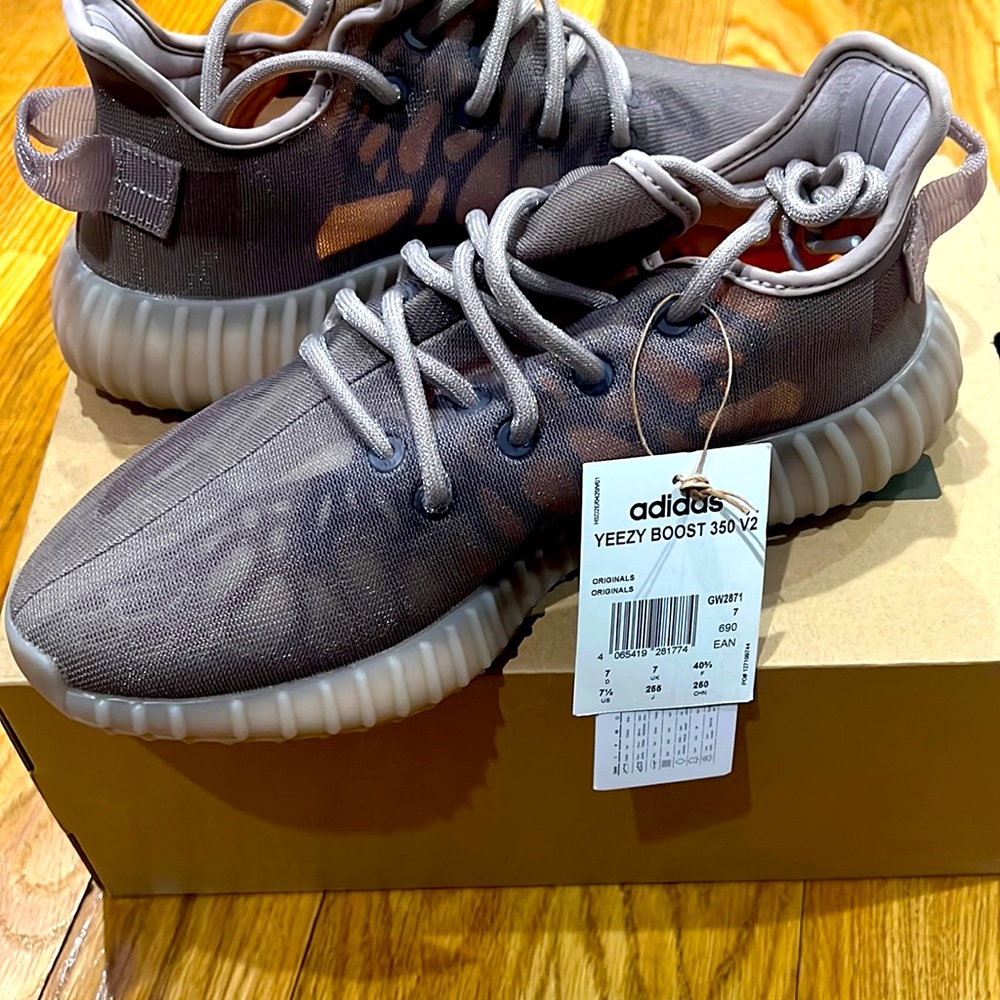YEEZY BOOST 350 V2